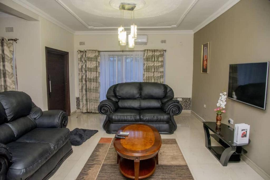 Royal Villa Suites Lusaka Exterior foto