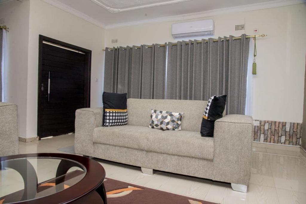 Royal Villa Suites Lusaka Exterior foto